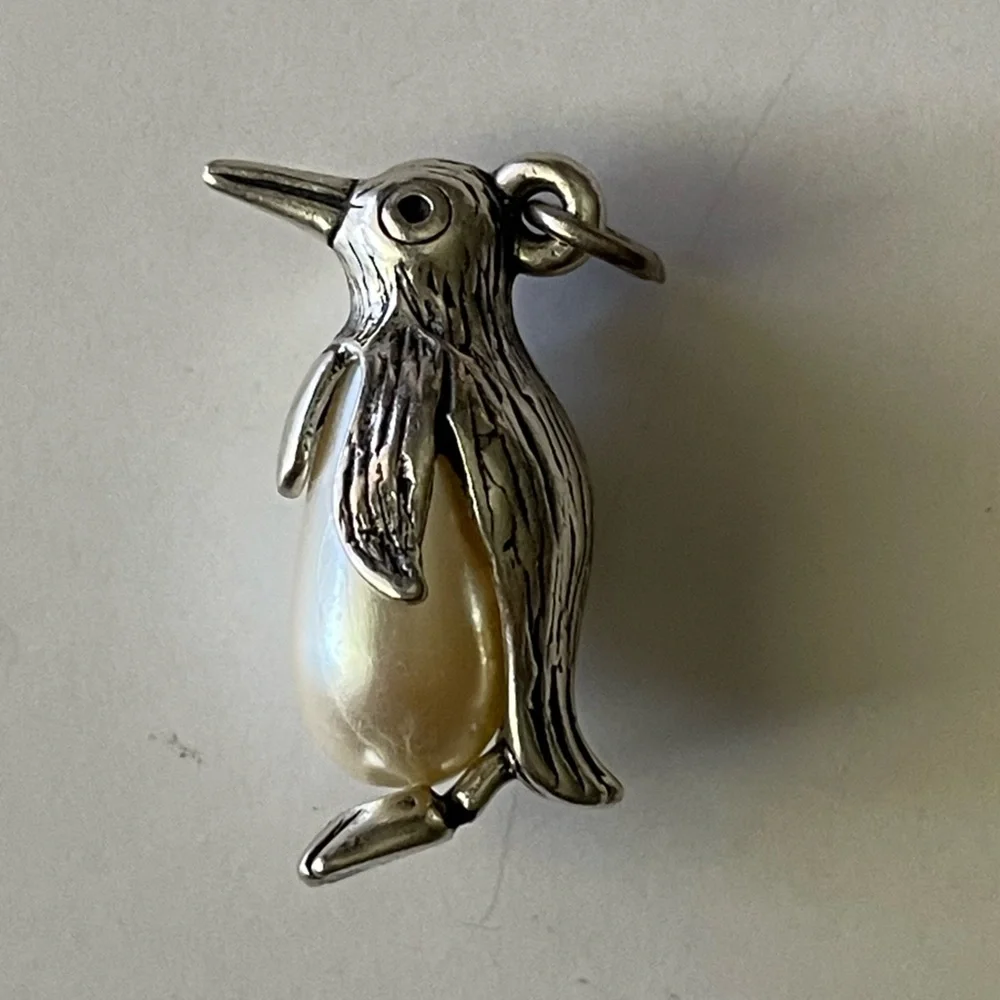 Penguin Pearl silver tone pendant, vintage ? Penguin necklace pendant only - Picture 3 of 7